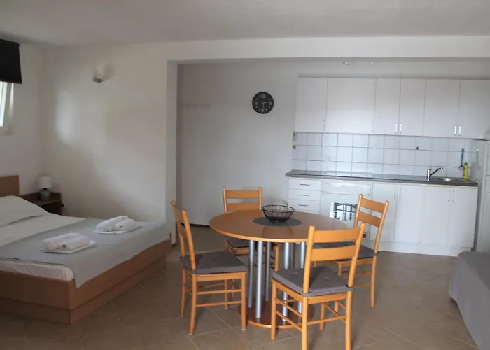 Casa de hóspedes Ada 3*